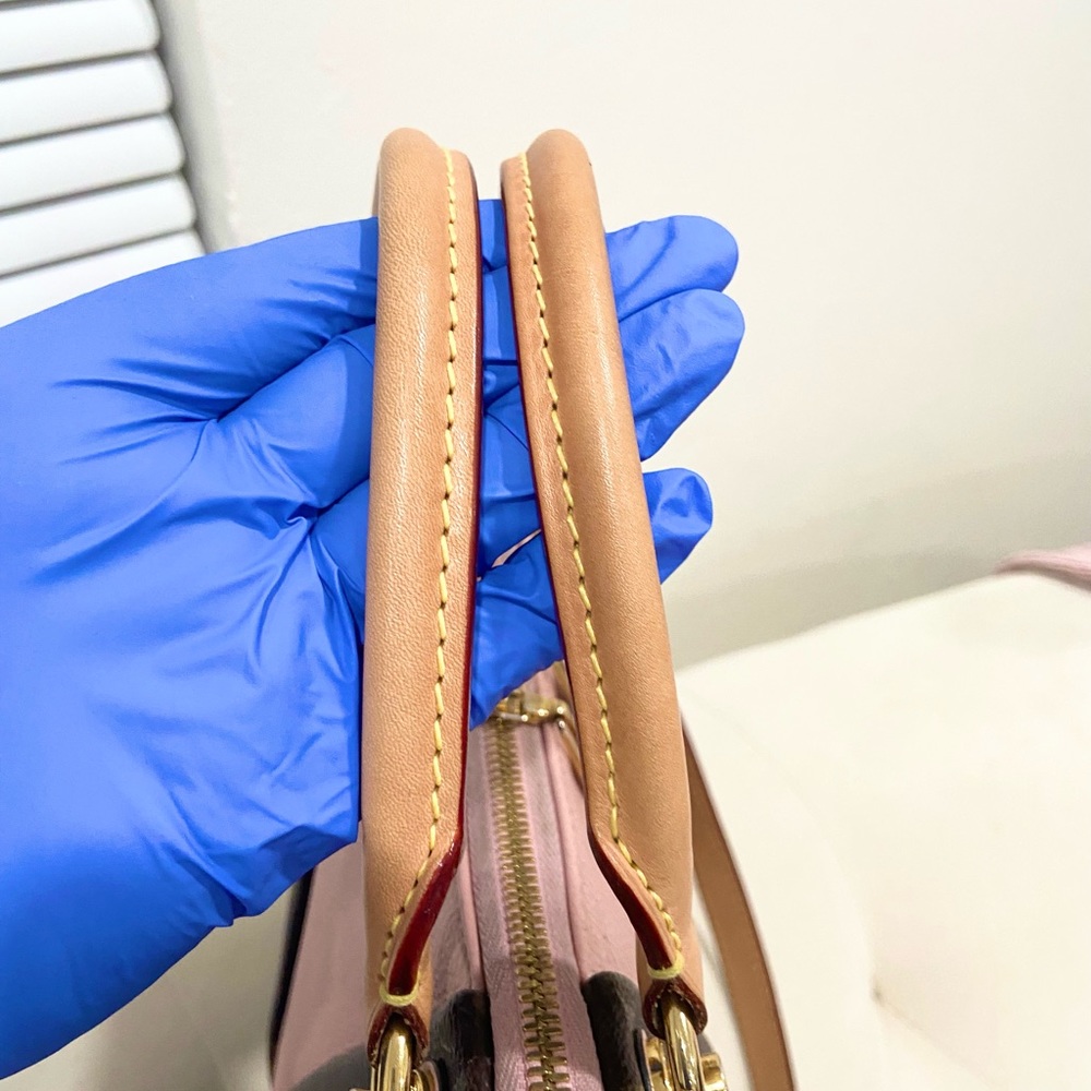 Louis Vuitton V tote BB crossbody Bag - Picture 8 of 13